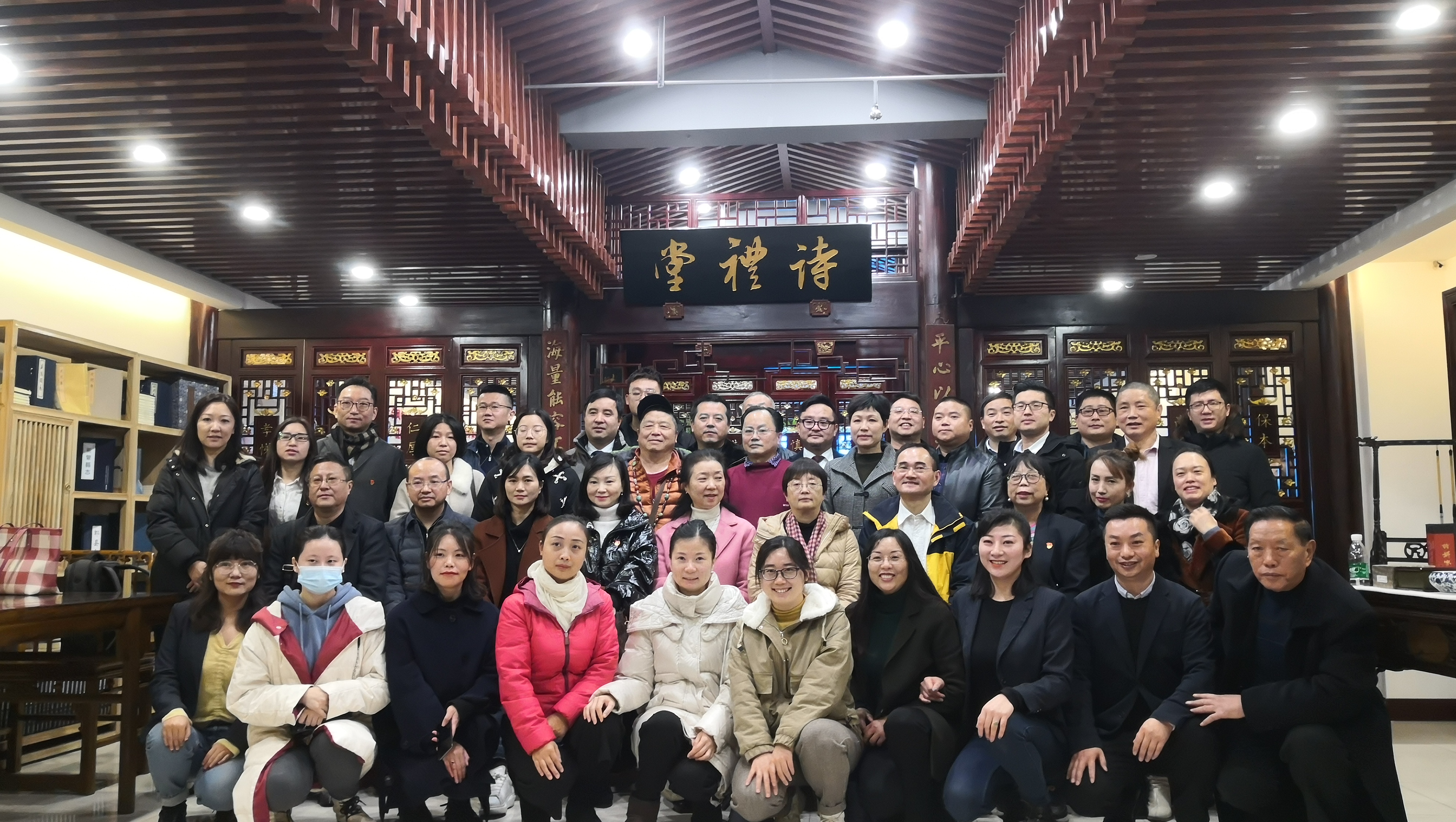 【中心动态】《党旗飘扬战“疫”情——成都物流行业疫情防疫防控狙击战纪实》画册首发暨捐赠仪式