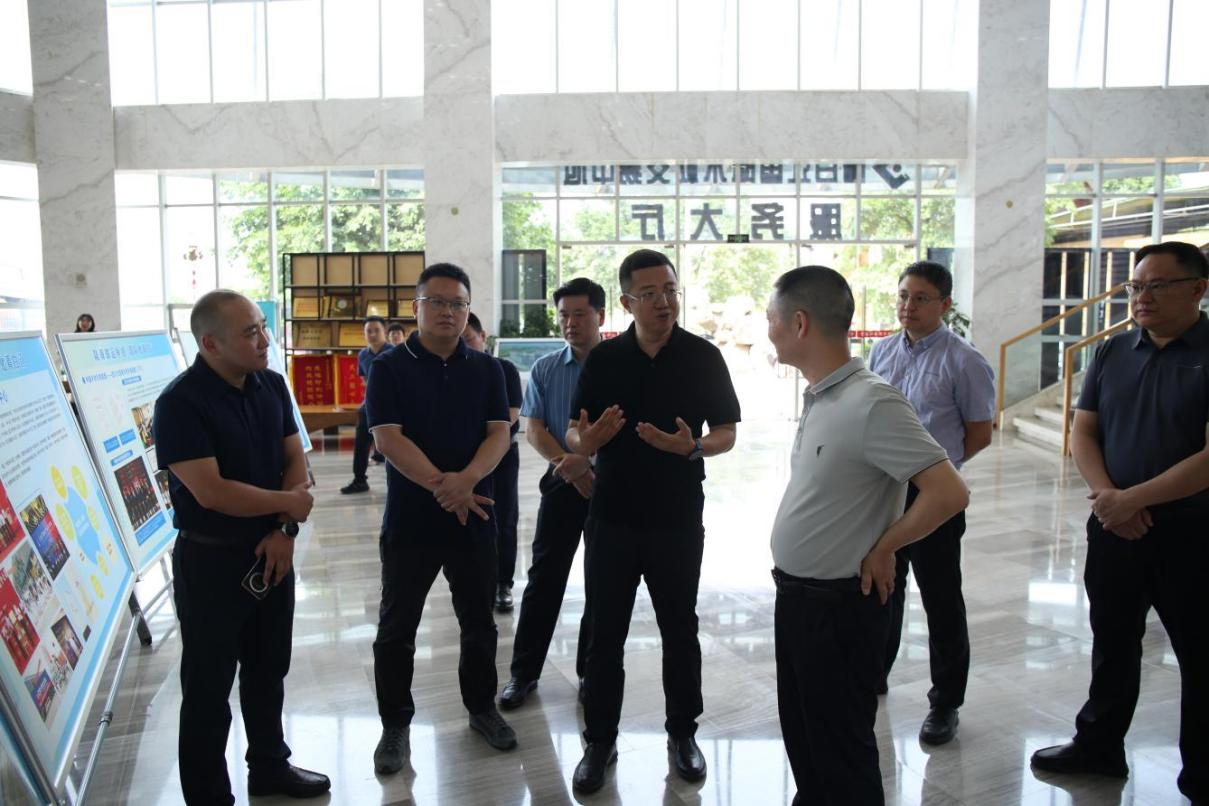 【园区动态】青白江区区长王海波一行莅临青白江国际木材交易中心考察调研