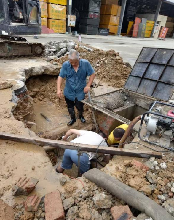 【平安园区】烈日和暴雨下的坚守  供水管网紧急抢修 ——市场供水管网破裂抢修纪实