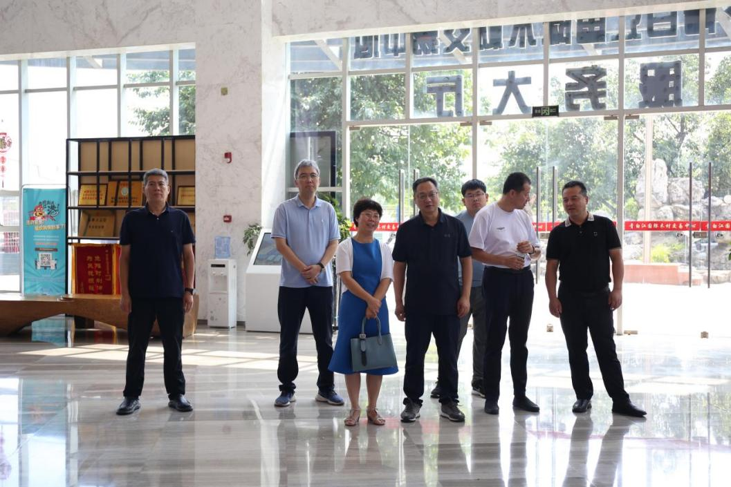 【园区动态】中国木材与木制品流通协会与山东省日照市岚山经开区企业考察团到青白江国际木材交易中心考察交流