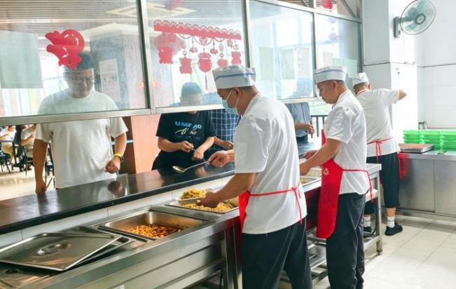 【园区动态】酷暑守灶台  匠心烹温情——致敬高温下坚守的食堂厨师团队